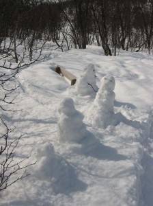 Snømenn i skogen